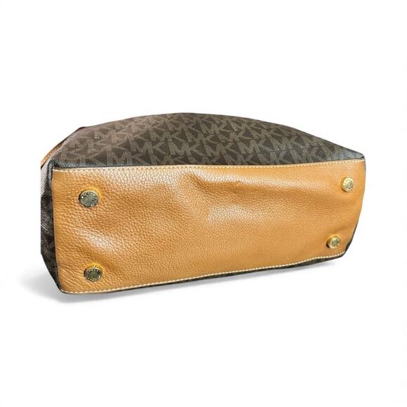 Michael Kors Extra Large Signature Coated Canvas Shoulder Bag - Picture 4 of 8